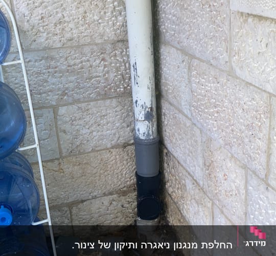צינור ביוב עם כלים לתיקון נזילה על הרצפה